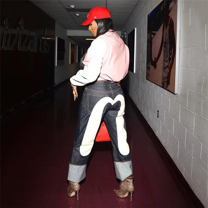 נינה | מכנסיים אופנתיים – גזרה ישרה ודפוס לב שבור