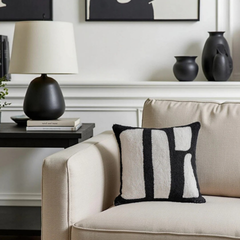Perne Decorativă cu Model Zebra – O Notă Sălbatică și Elegantă