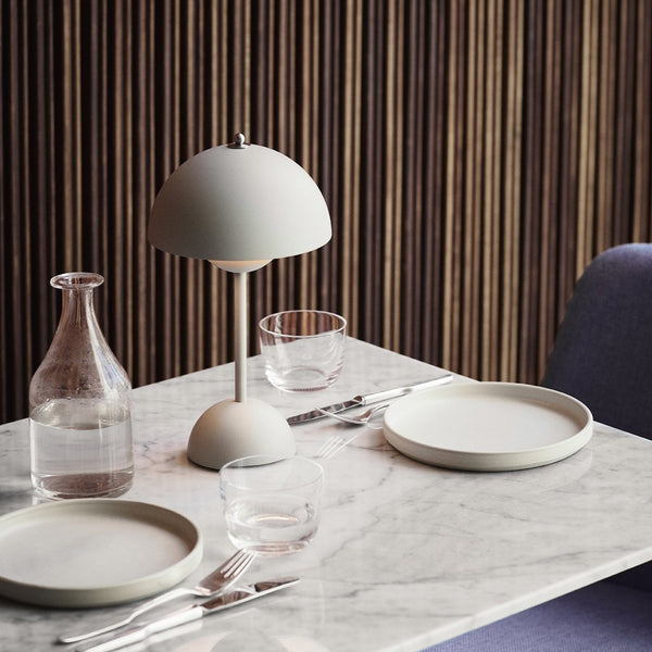 Hordozható Asztali Lámpa – Modern Design és Nomád Világítás