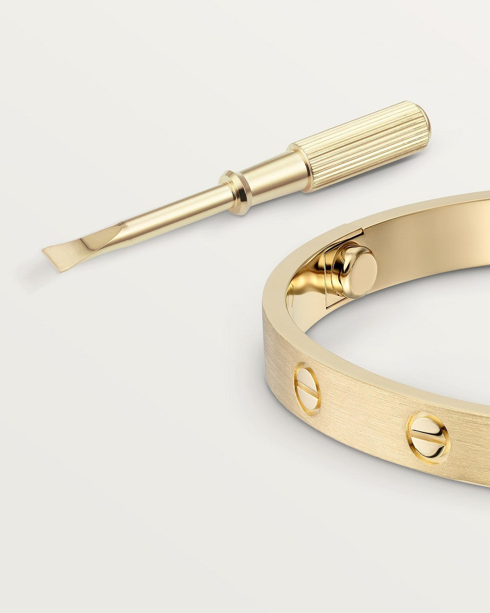 Minimalist Gold Bangle – Discreet and Timeless Elegance