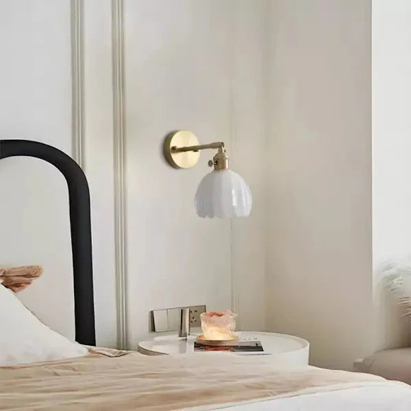 Dekorativ Vegglampe – Blomst i Knopp og Romantisk Stemning 