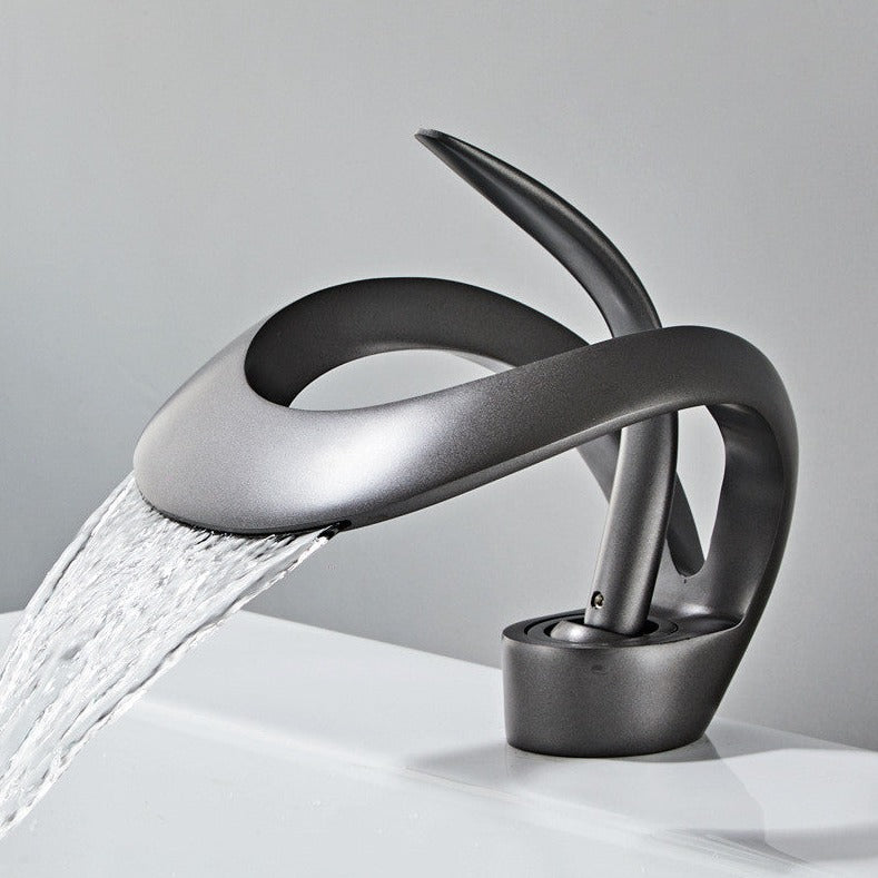 Moderní koupelnová baterie – zakřivený a elegantní design 