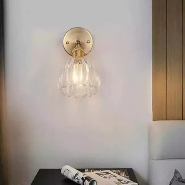 Dekorativ Vegglampe – Blomst i Knopp og Romantisk Stemning 