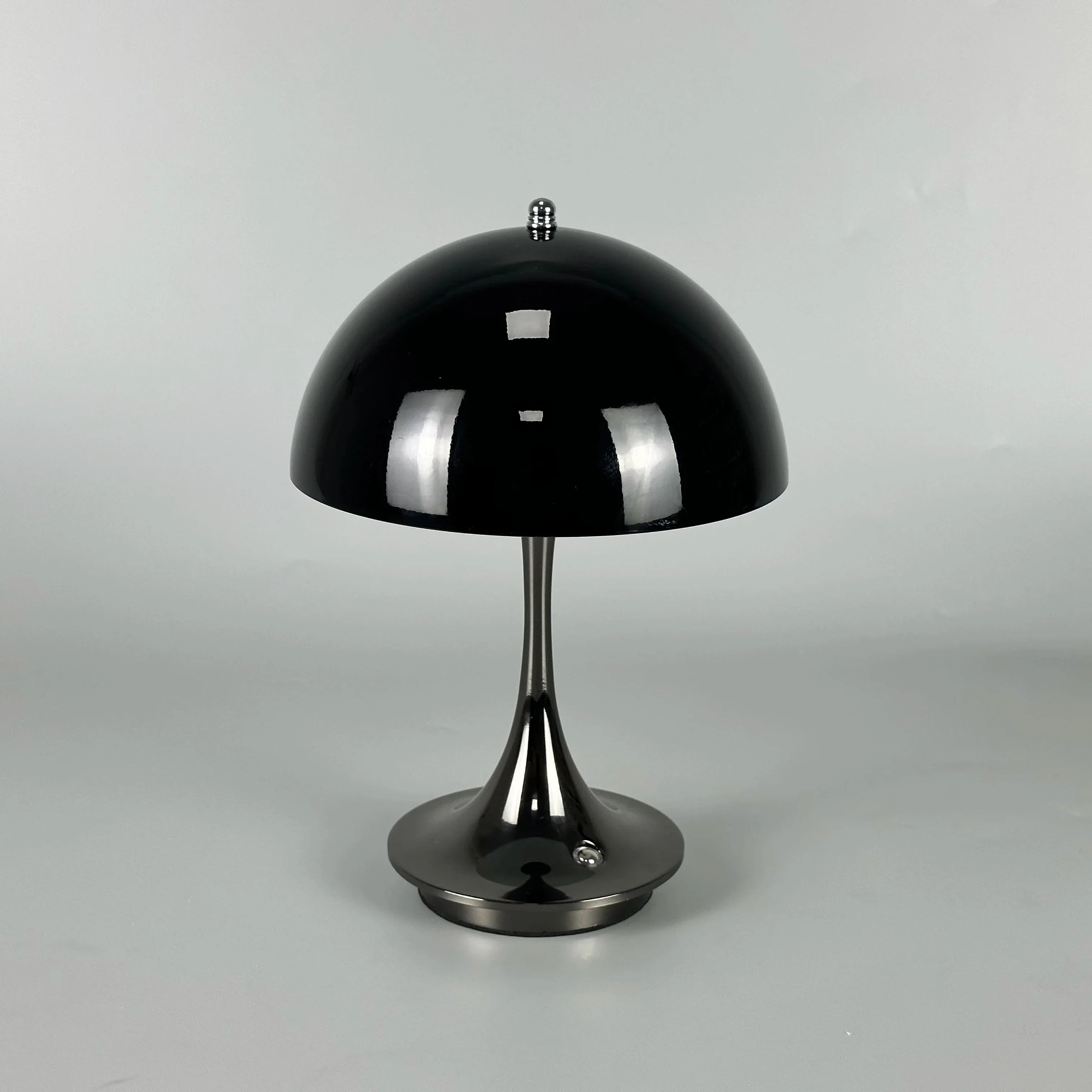 מנורת שולחן LED – נטענת עם תאורה בשלושה רמות 