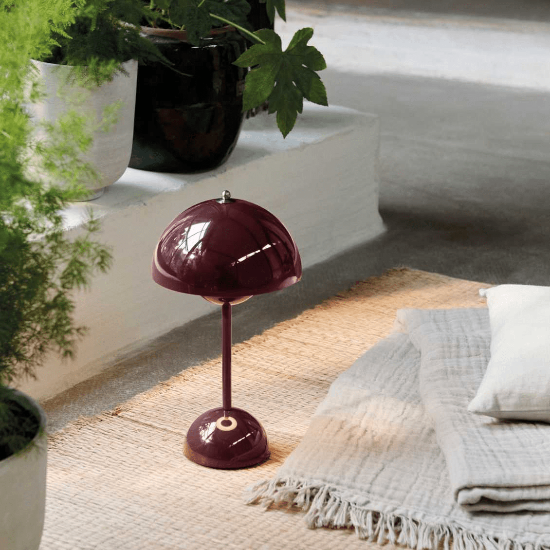 מנורת LED שולחנית – פשטות מודרנית ופונקציונליות 