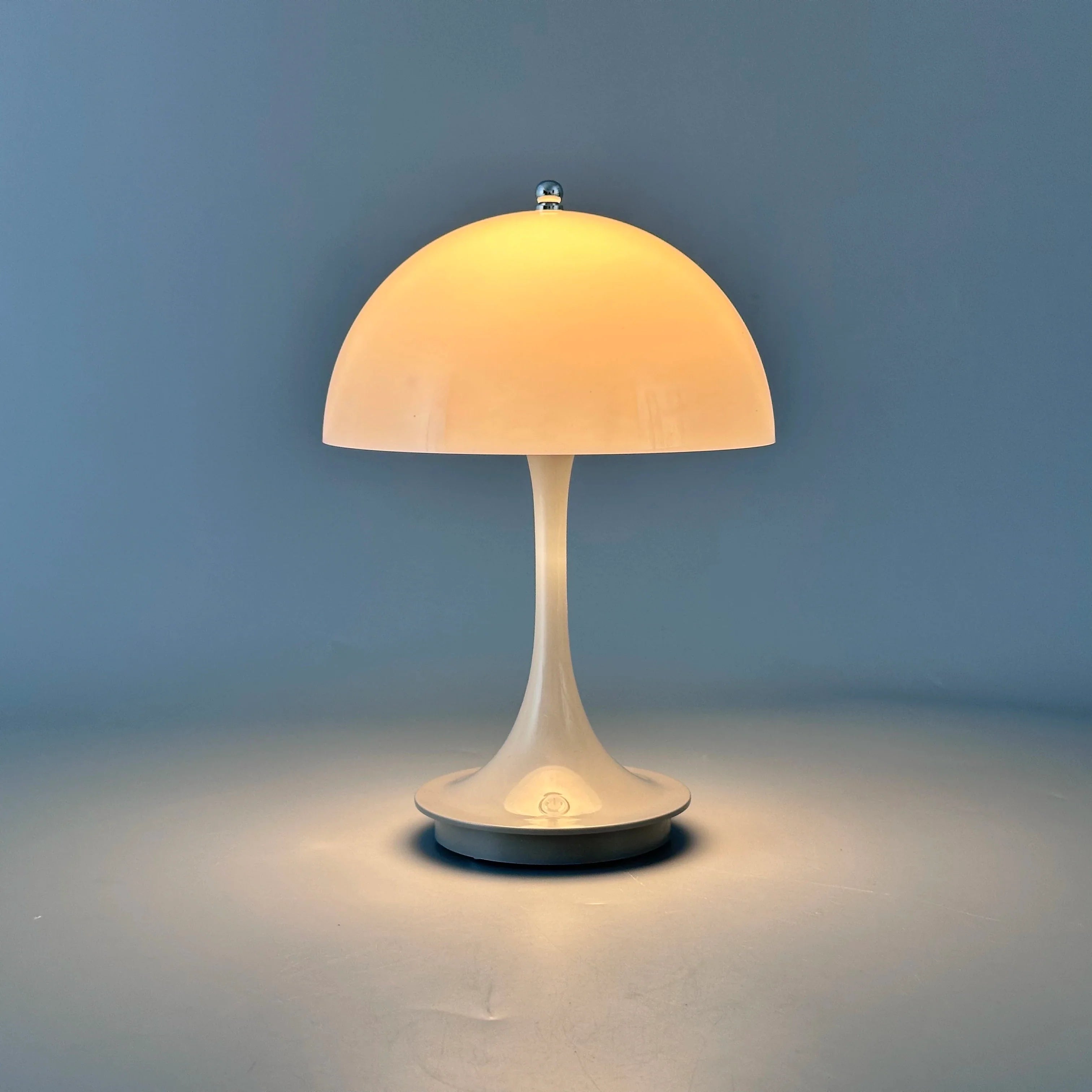 מנורת שולחן LED – נטענת עם תאורה בשלושה רמות 