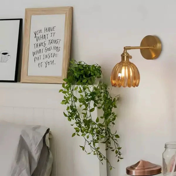 Dekorativ Vegglampe – Blomst i Knopp og Romantisk Stemning 