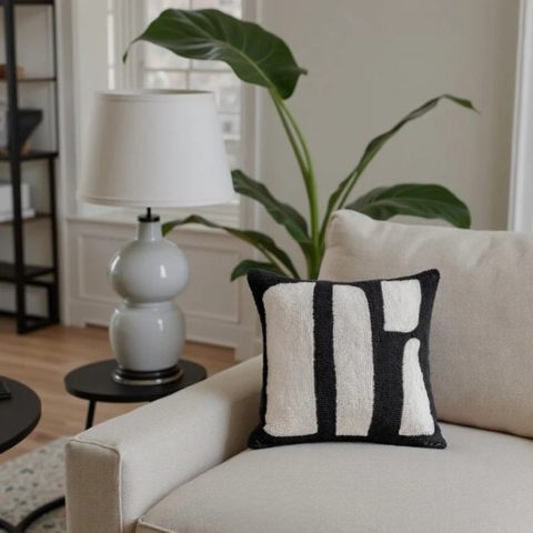 Perne Decorativă cu Model Zebra – O Notă Sălbatică și Elegantă 