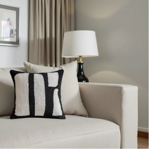 Perne Decorativă cu Model Zebra – O Notă Sălbatică și Elegantă 