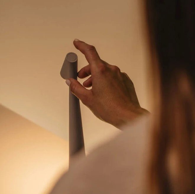 Lámpara de Mesa LED Inalámbrica – Diseño Minimalista y Elegante 