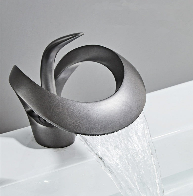 Moderní koupelnová baterie – zakřivený a elegantní design 