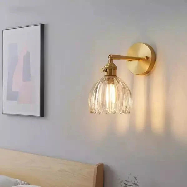 Dekorativ Vegglampe – Blomst i Knopp og Romantisk Stemning 