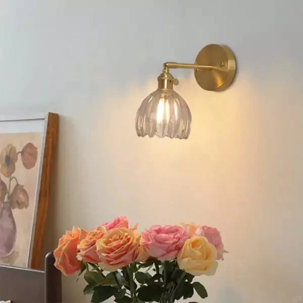 Dekorativ Vegglampe – Blomst i Knopp og Romantisk Stemning 