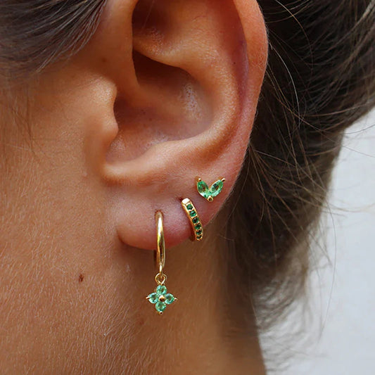 Insieme di Orecchini e Piercing – Versatilità e Sottile Brillantezza 